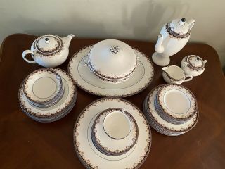 Wedgewood Medici 8 Place Setting With Bonus Items In