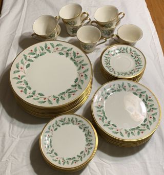 Lenox Fine China Usa Holiday Holly & Berries 40 Piece China Set Service For 8
