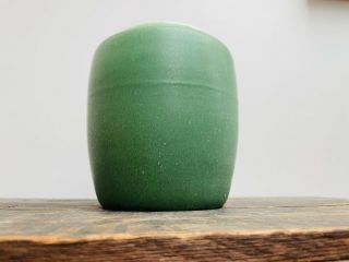 A Lovely Matte - Green Hampshire Pottery Vase (1904 - 1914) 4