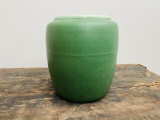 A Lovely Matte - Green Hampshire Pottery Vase (1904 - 1914) 6
