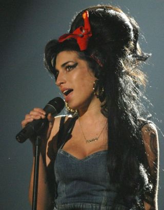 Amy Winehouse Unsigned 8x10 Photo (a)