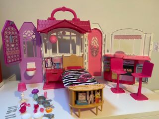 Barbie 2014 Mattel Glam Getaway Fold ‘n’ Go Dolls House.  Folding/take Along Play