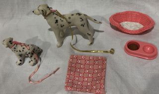 Barbie Pet Lovin ' Dalmatian and Puppy Flocked Dog Accessories Blanket Mattel { 2