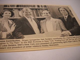 Neil Sedaka With Wife Leba And 2 Executives Vintage Music Biz Promo Pic/text