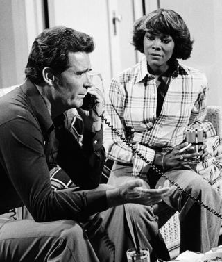 Dionne Warwick And James Garner Unsigned Photo - 6952 - The Rockford Files