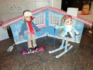 Moxie Girlz Magic Snow Cabin,  Snow Comes Out Of Chimney Comes With 1 Boy,  1girl