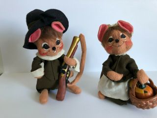 Annalee Pilgrim Girl And Boy Mouse,  Year 2004 Holding A Musket And A Basket