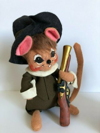 Annalee pilgrim girl and boy mouse,  year 2004 holding a musket and a basket 2