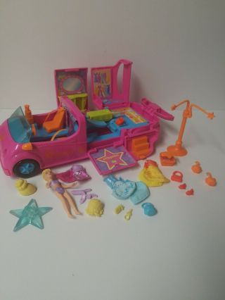 2005 Polly Pocket - Quik Clik - Polly World Limo - Scene Polly And Accessories J1659