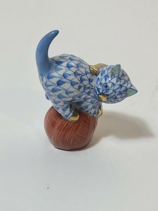 Vtg Herend Porcelain Cat Kitten With Ball Of Yarn Figurine Blue Fishnet 5221 118