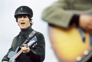 Help Unsigned 6 " X 4 " Photograph - N532 - John Lennon - The Beatles - Image