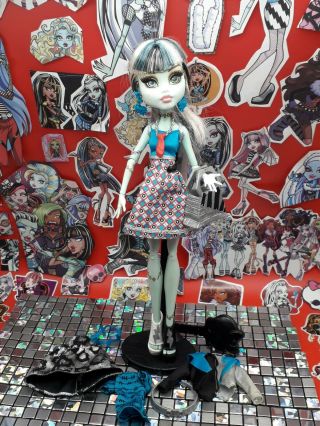 (f) Monster High Doll,  Frankie Stein,  Deluxe Fashion Pack