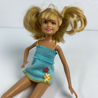 Skipper Stacie Barbie Doll By Mattel Dressed in Robe Dress Pigtails 2010 3