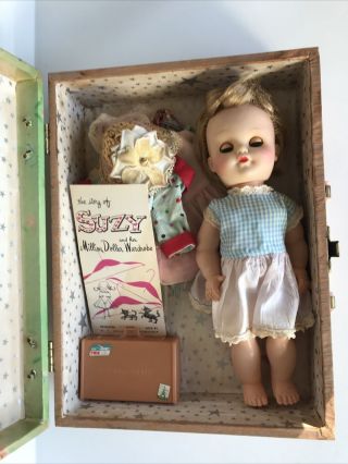 Vintage Eegee 11” Suzy Walking Doll Blonde Hair With Carrying Case & Clothes