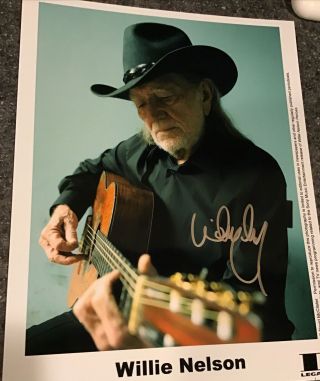 Autograph Willie Nelson Photo 8x10 In Black Guitar Signed Showcase