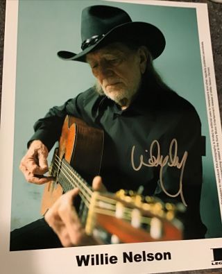 Autograph Willie Nelson Photo 8x10 In Black Guitar Signed Showcase 2