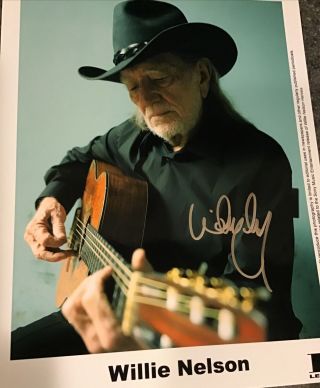 Autograph Willie Nelson Photo 8x10 In Black Guitar Signed Showcase 3