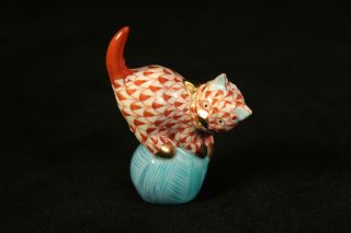 Vtg Herend Porcelain Cat Kitten With Ball Of Yarn Figurine Red Rust Fishnet 5221