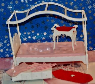 1964 Vintage Barbie Suzy Goose Canopy Bed Chest Bench Carpet & 3 Hangers Vguc