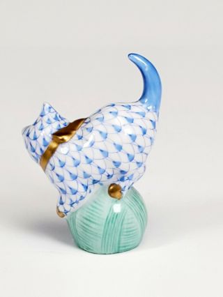 HEREND Porcelain Blue Fishnet Kitten Cat on a Yarn Ball Figurine 3