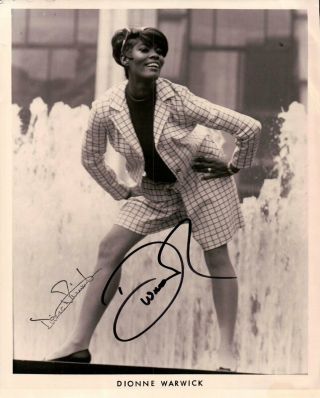 Dionne Warwick Signed Autographed 8x10 Photo Vintage B/w Fountains Jsa Jj41078