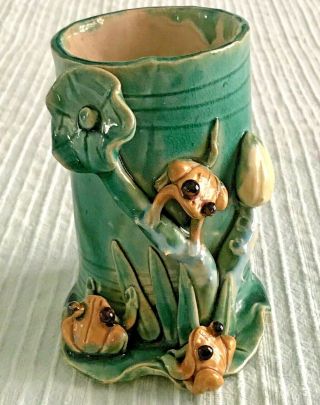 Gorgeous Vintage Majolica Art Pottery Vase Frogs Lily Pads Flowers Rare Find