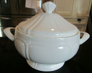 Gorgeous Mikasa Antique White 2 Quart Covered Casserole Hard To Find