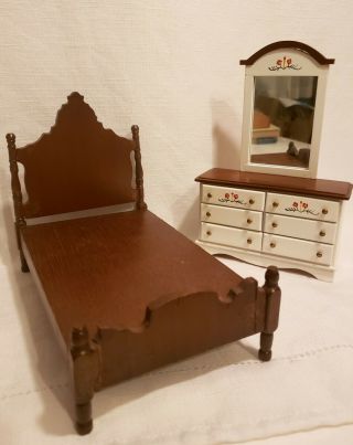 Dollhouse Miniature 1:12 Walnut Bed And Mirrored Dresser