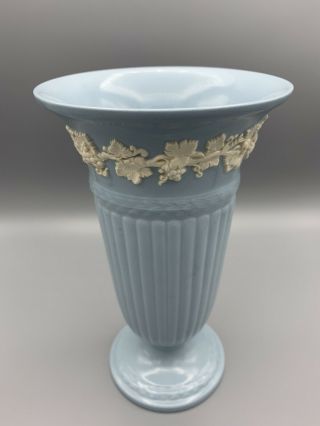 Vtg Wedgewood Of Etruria Barlaston Embossed Queensware 8 1/2” Vase Blue Cream
