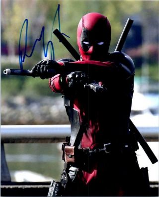 Ryan Reynolds Autographed 8x10 Photo Signed Picture And