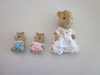 Calico Critters Mother Squirrel And 2 Baby Squirrels
