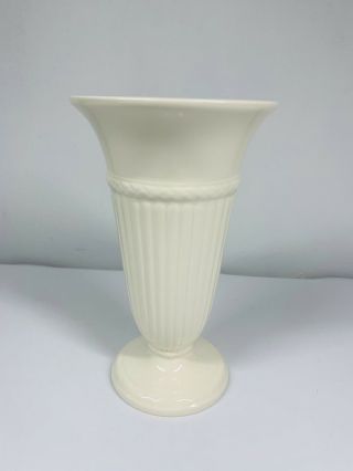Elegant Wedgwood Creme Etruria Barlaston 6 3/4 " Footed Trumpet Vase