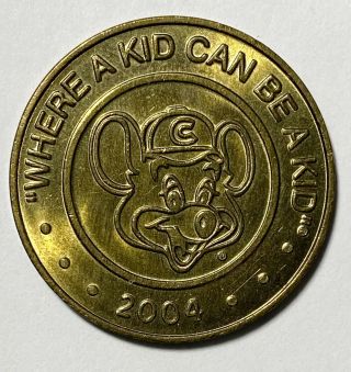 2004 Chuck E.  Cheese Token Juvenile Mouse " C " On Hat Circulated Coin (1802)