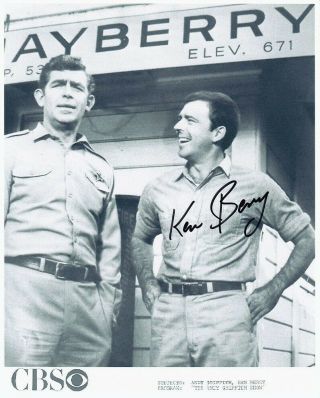 Ken Berry Signed The Andy Griffith Show 8x10 W/ Final Episode With Griffith