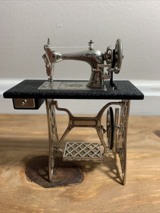 Miniature 1:12 Scale Dollhouse Sewing Machine Plastic & Metal