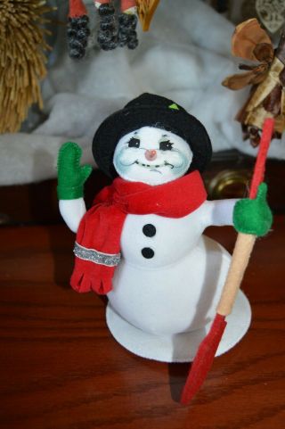 Annalee 2013,  9 " Snowman In Christmas Hat,  Red Scarf & Shovel Estate Find