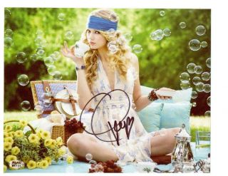 Taylor Swift Signed 8x10 Color Photo W/coa.