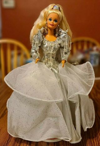 1992 Barbie Doll Happy Holidays Special Edition Mattel.