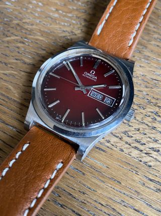 36.  5mm Vintage Omega Watch Ref.  166.  0169 Cal.  1022 Burgundy Dial