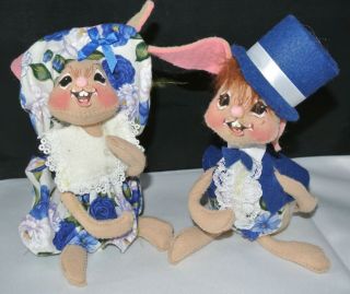 1999 Annalee Mobilitee Easter Bunny Rabbit Pair Tan Boy Girl Navy Blue Floral 6 "