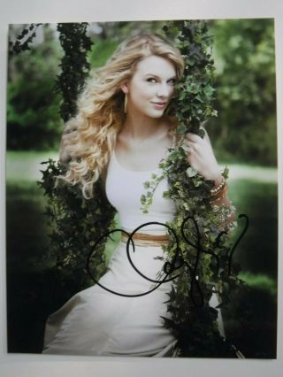 Taylor Swift Signed Photo 8 X 10 (w/coa)