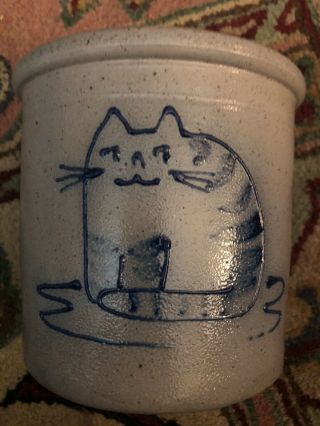 1983 Rockdale Union Stoneware Blue Flower & Cat Salt Glaze Pottery Crock 5 1/4”h