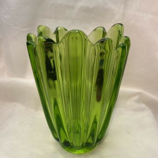 Vintage Viking Ribbed 6.  5” Emerald Art Glass Green Vase Lotus Petal L