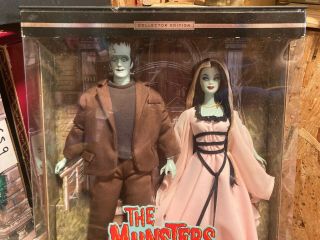 The Munsters Giftset - Herman and Lily Barbie - 50544 - NRFB 3