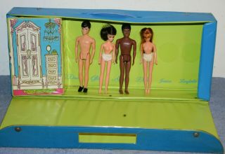 Vintage Dawn And Her Friends Doll Case with 4 Dawn Dolls and a Bundle of Clothes 2