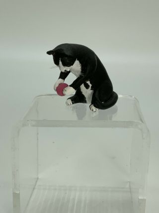 Dollhouse Miniature Artisan Signed Sue Veeder Hand Sculpted Cat (r)