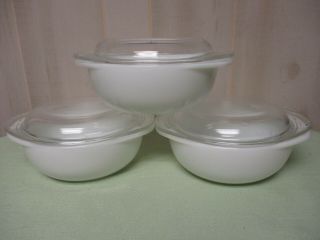 Vintage Set Of 3 Pyrex White Casserole Dishes With Clear Lids