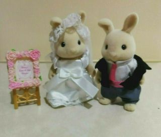 Sylvanian Families Butterglove Wedding Couple With Ornate Sign