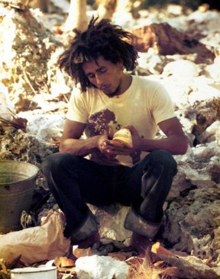 Bob Marley Unsigned Photo - L3934 - Westmoreland,  Jamaica,  1974 - Image