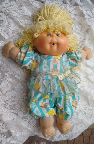 1990 Cabbage Patch Kids Blow A Kiss Birthday Girl Doll,  1st Edition,  1 Outfit